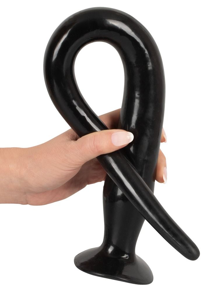 Een zwarte, flexibele anale plug, gebogen in een lus en vastgehouden in een hand.