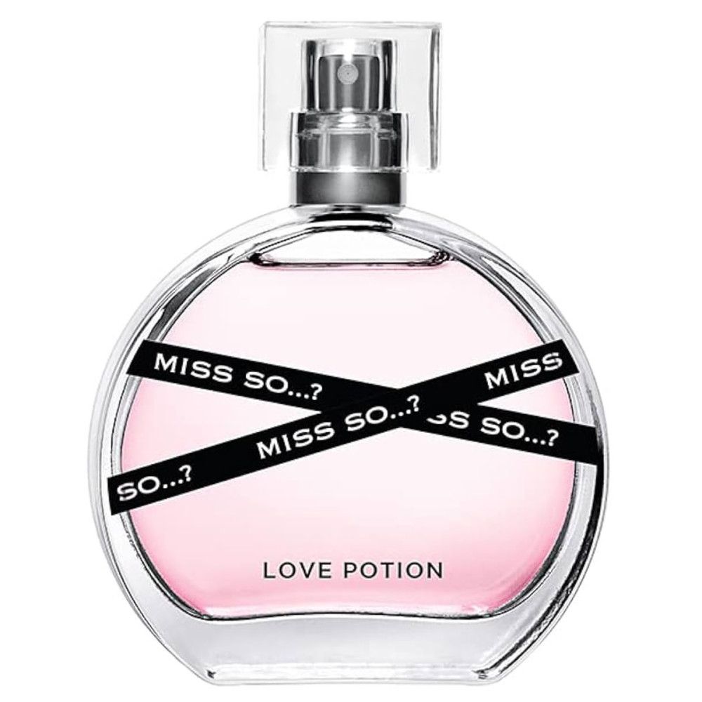 Flacon rond rose avec vaporisateur argenté. Bandes noires croisées avec "MISS SO...?" Texte: "LOVE POTION".