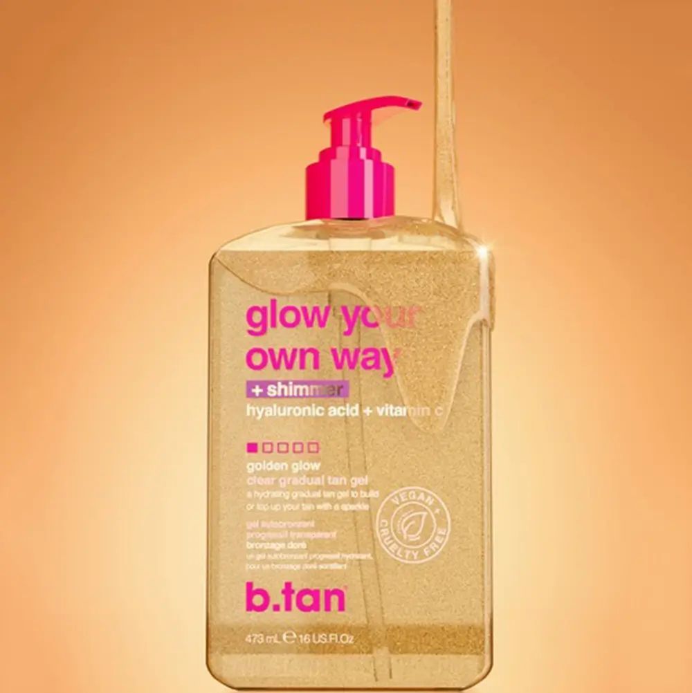 Flacon transparent avec pompe rose. Inscription : glow your own way + shimmer, acide hyaluronique + vitamine C. Label vegan. Coulure.