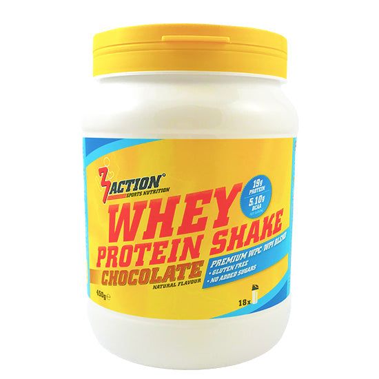 Witte pot met gele deksel. Opschrift: 3Action Whey Protein Shake Chocolate. Bevat 19g eiwit, 5,1g BCAA. Glutenvrij, zonder toegevoegde suikers.