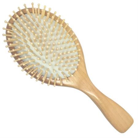 Brosse en bois ovale avec de nombreuses dents en bois. Manche ergonomique en bois.