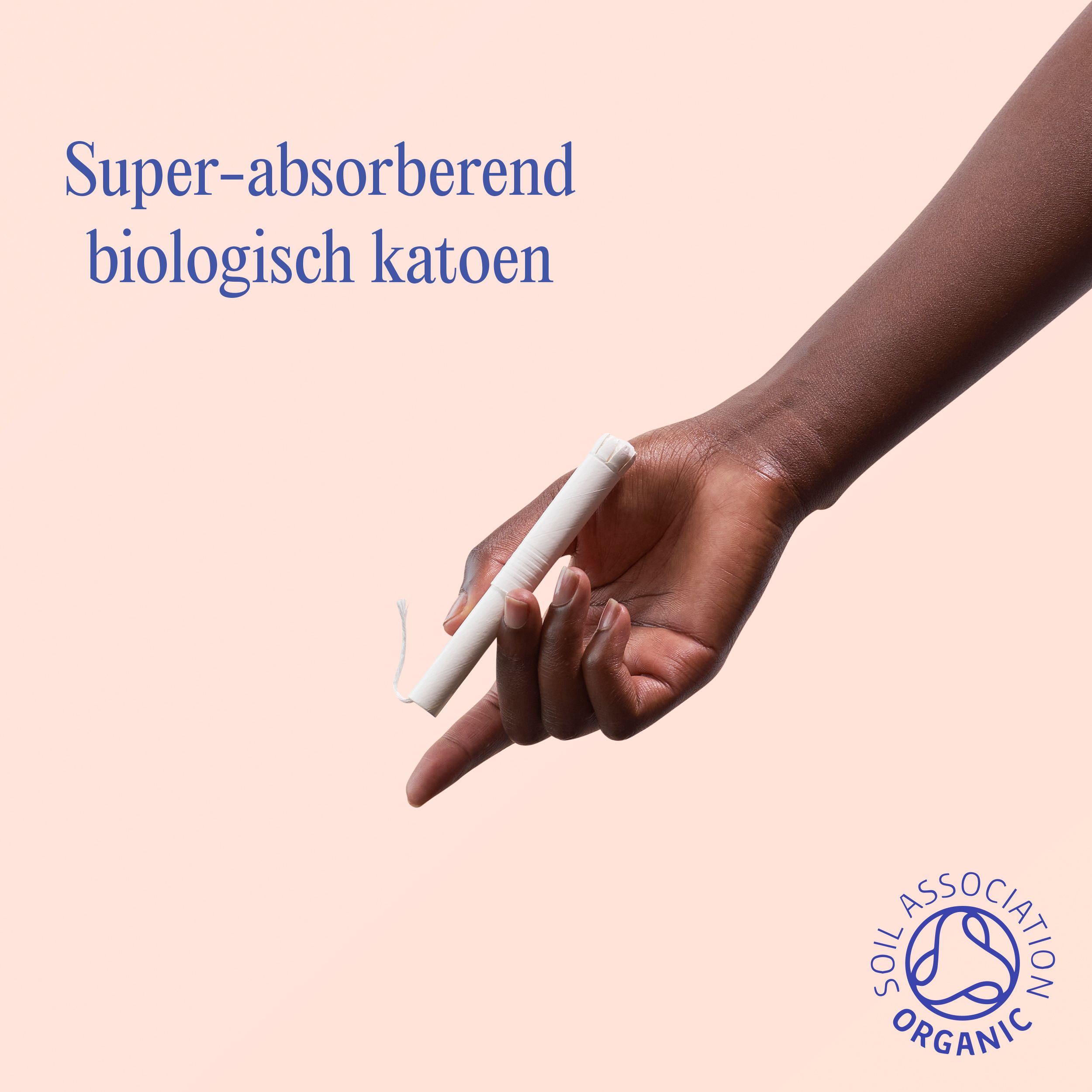 Hand houdt een tampon met applicator vast. Witte tampon met draad. De applicator is zichtbaar.