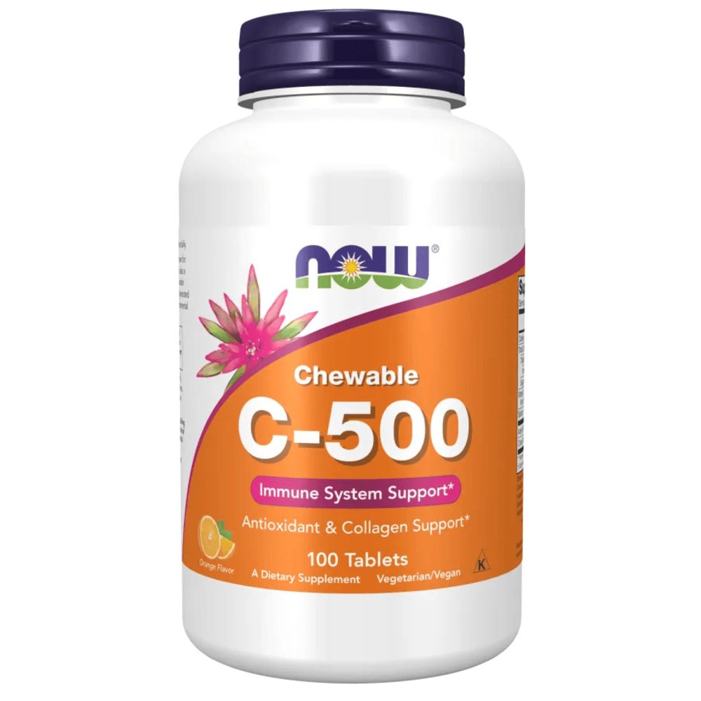 Witte fles met C-500 tabletten. Opschrift: NOW, C-500, 100 tabletten. Oranje etiket met bloemmotief.