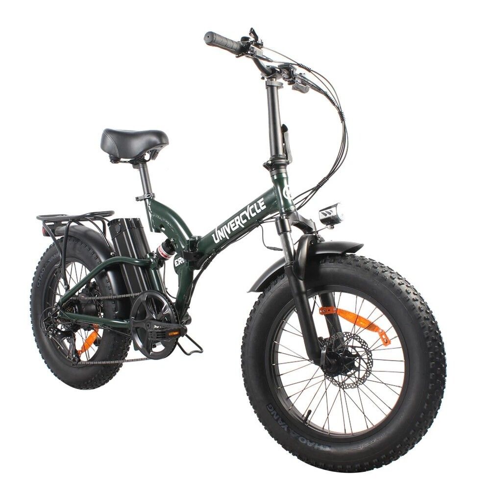 Vélo électrique vert, pneus larges, porte-bagages et batterie. Marque Univercycle.
