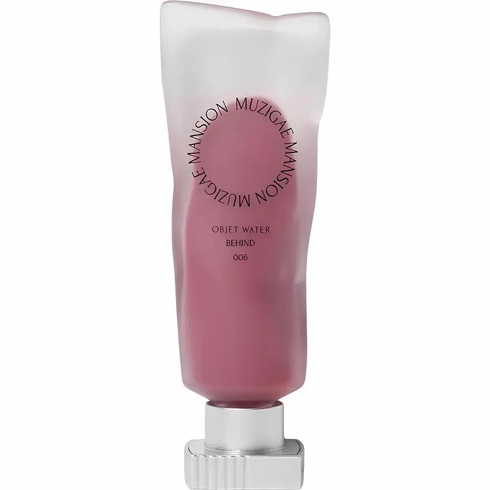 Roze liptint tube, zilveren dop. Opschrift: MUZIGAE MANSION, OBJET WATER, BEHIND, 006.