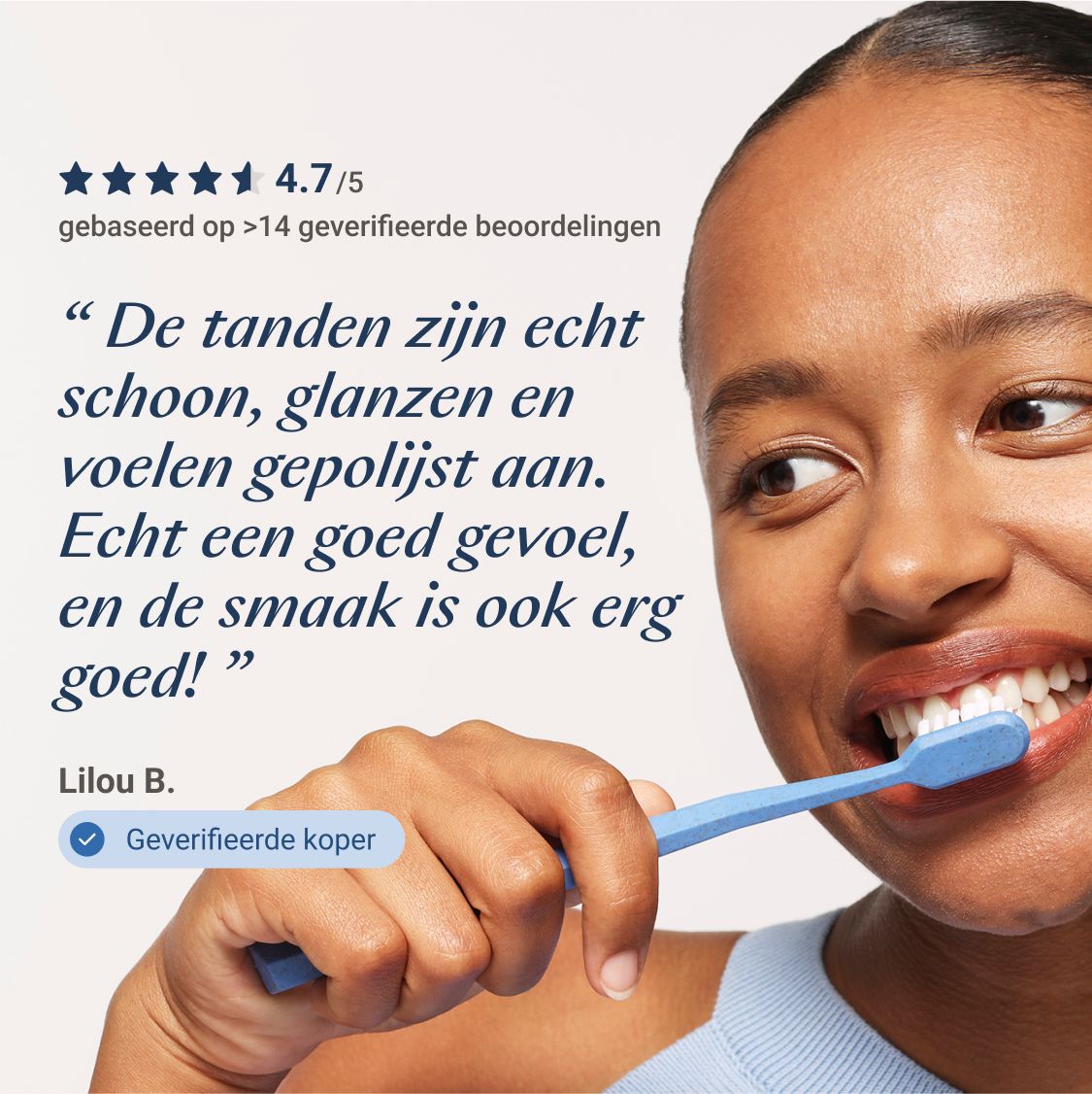 Vrouw poetst tanden. Tekst: De tanden zijn echt schoon, glanzen en voelen gepolijst aan.