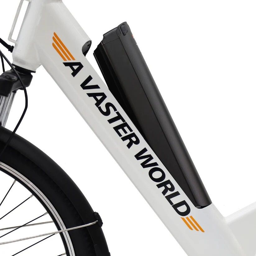 Close-up van het frame van een witte elektrische fiets. Opschrift "A VASTER WORLD". Zwarte batterij.