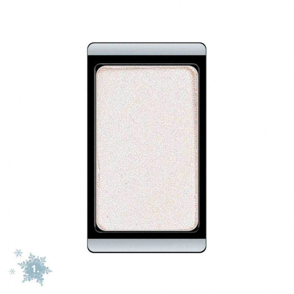 Fard à paupières de forme rectangulaire. Fard à paupières argenté dans un boîtier noir et argent.