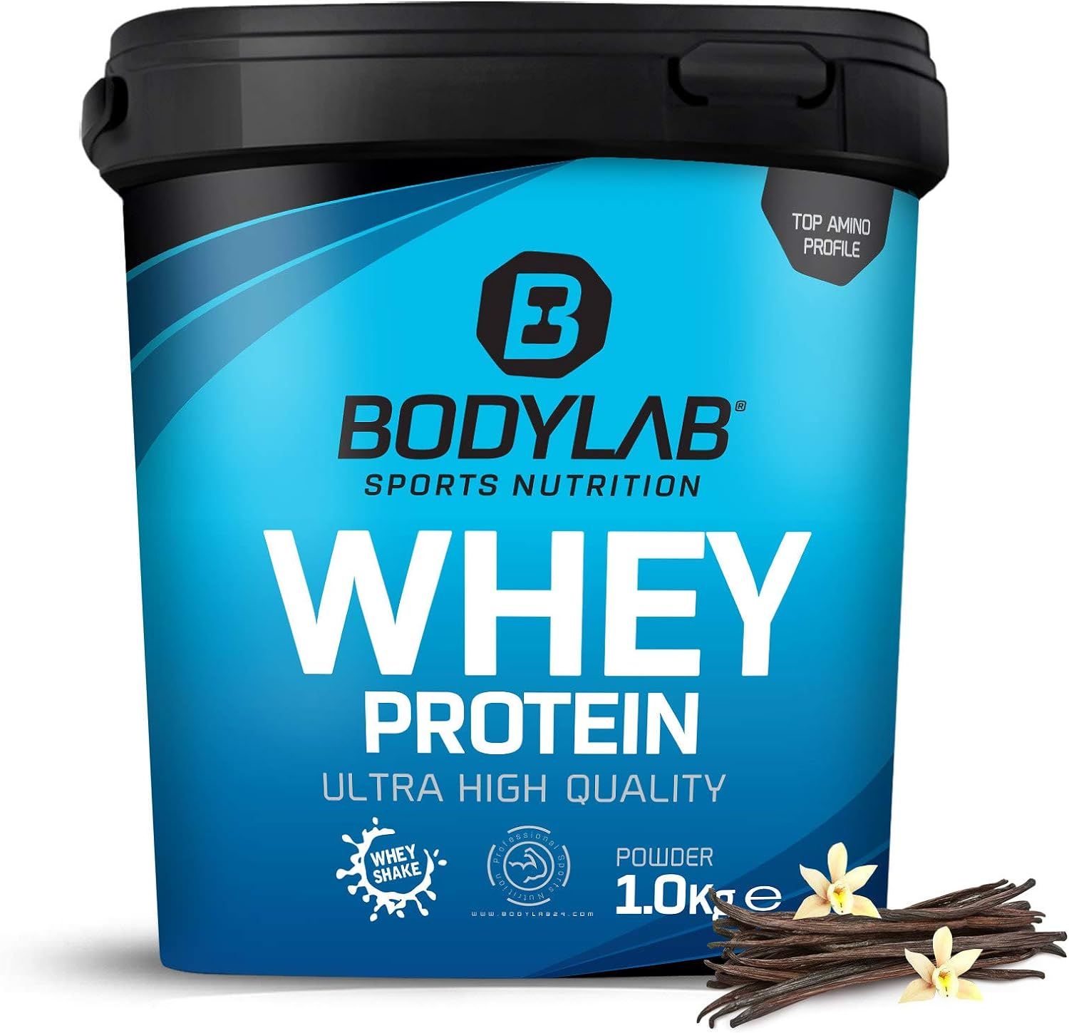 Blauwe emmer met "WHEY PROTEIN". Vanillestokjes en bloemen ernaast. 1,0 kg.