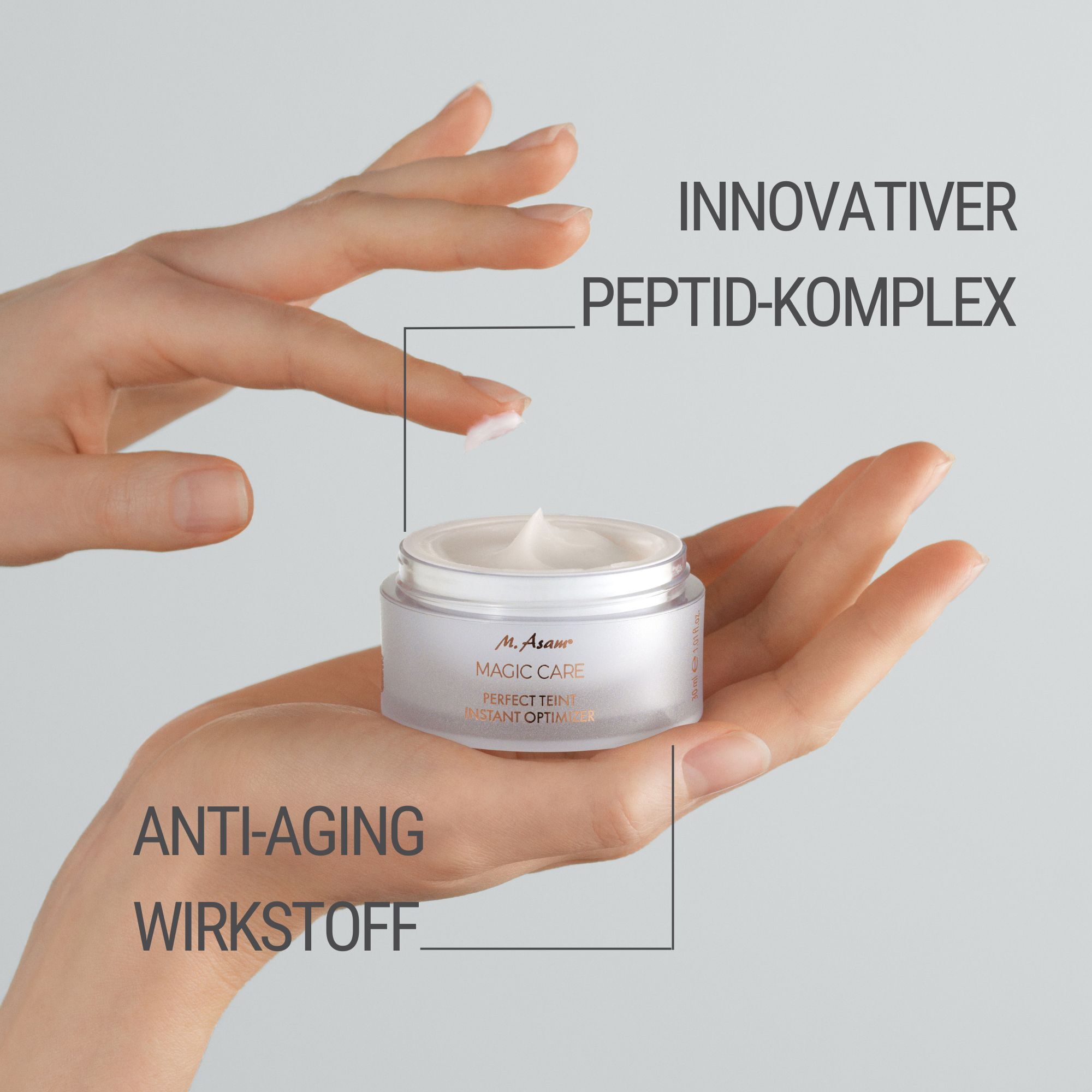 Hand houdt crèmepot vast. Tekst: M. Asam MAGIC CARE PERFECT TEINT INSTANT OPTIMIZER. Pijlen: peptidecomplex, anti-aging.