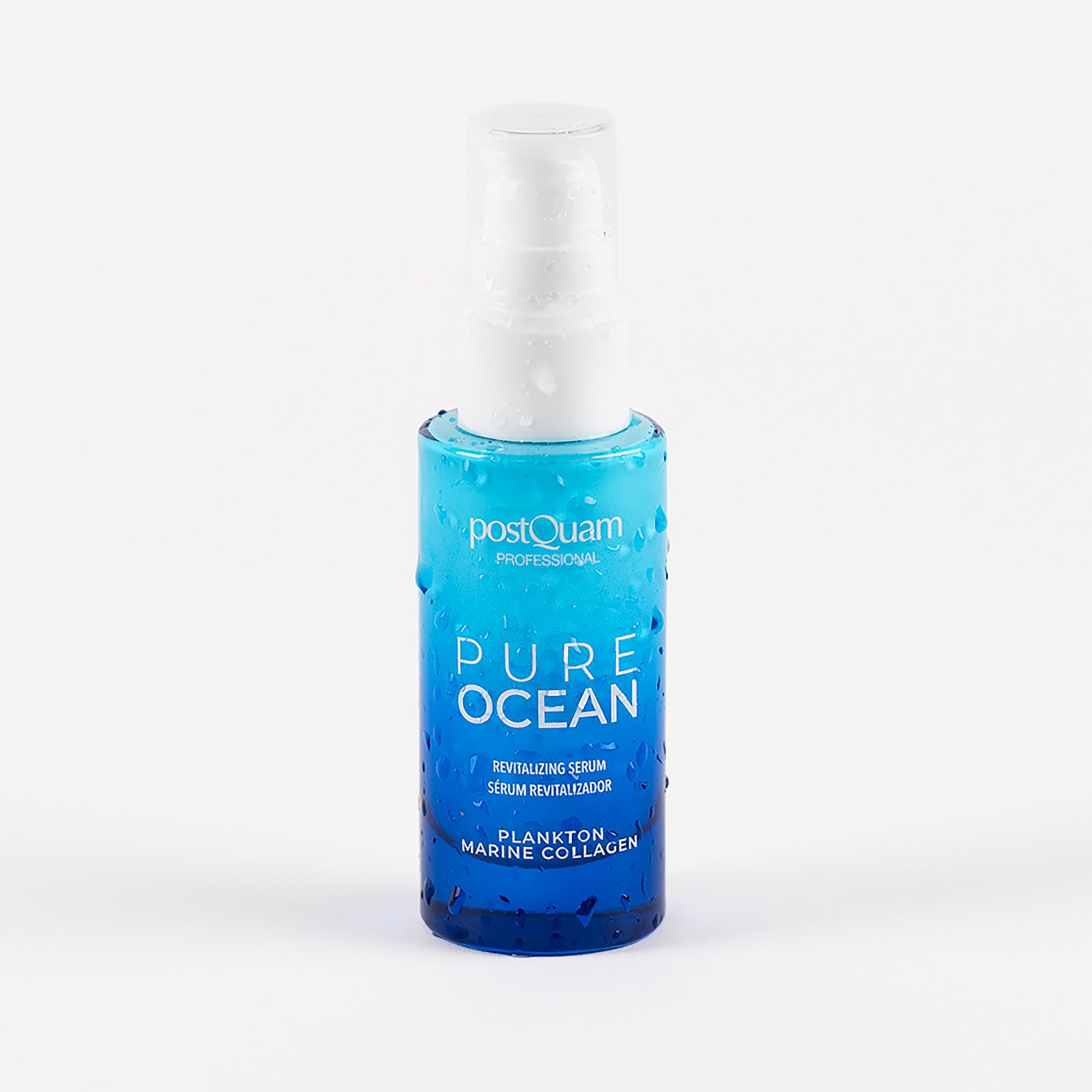 Serumfles met blauwe kleurovergang. Opschrift: Postquam Pure Ocean, Revitalizing Serum, Plankton Marine Collagen. Witte pompkop.