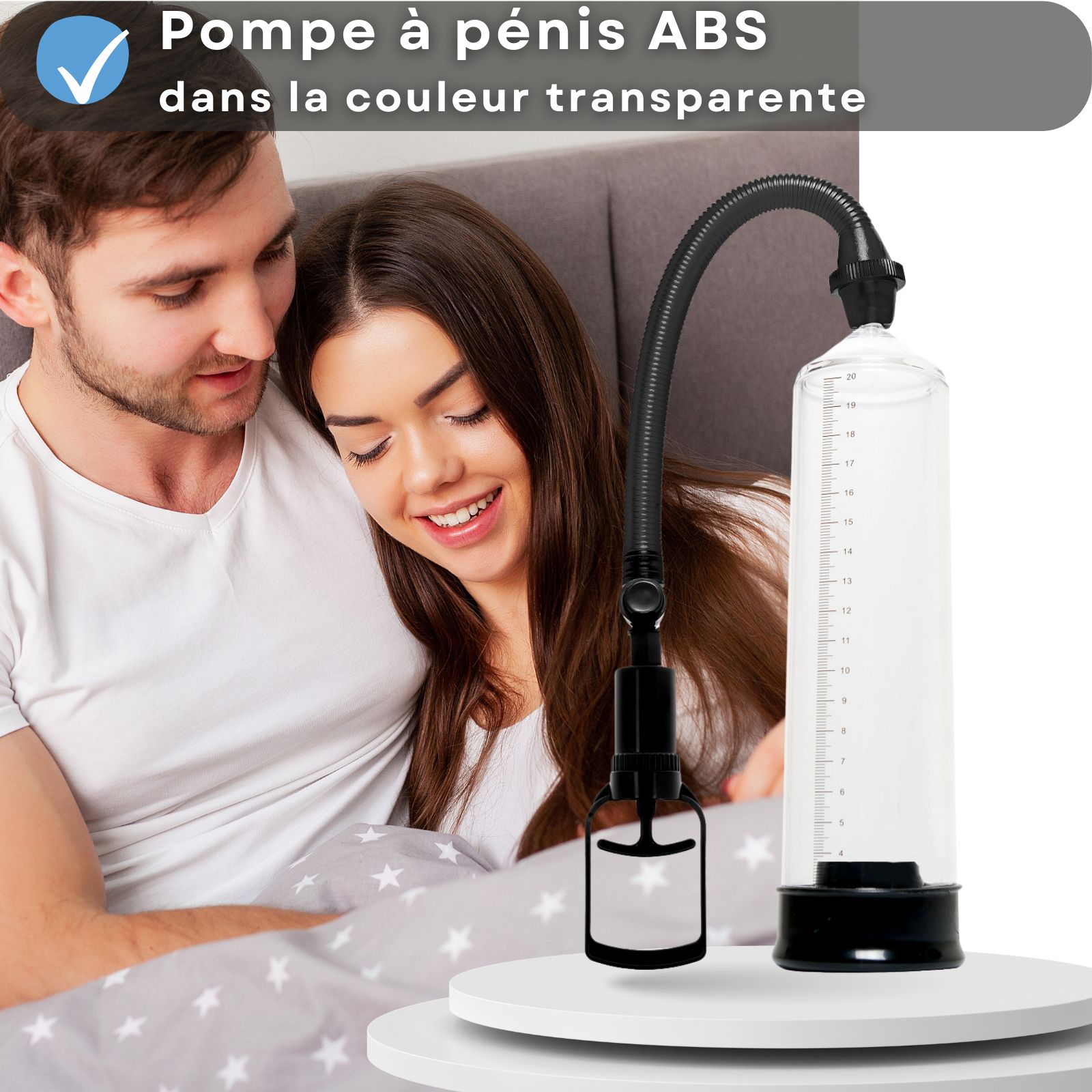 Pompe à pénis avec poignée. Boîtier transparent, base et tuyau noirs. Couple au lit.