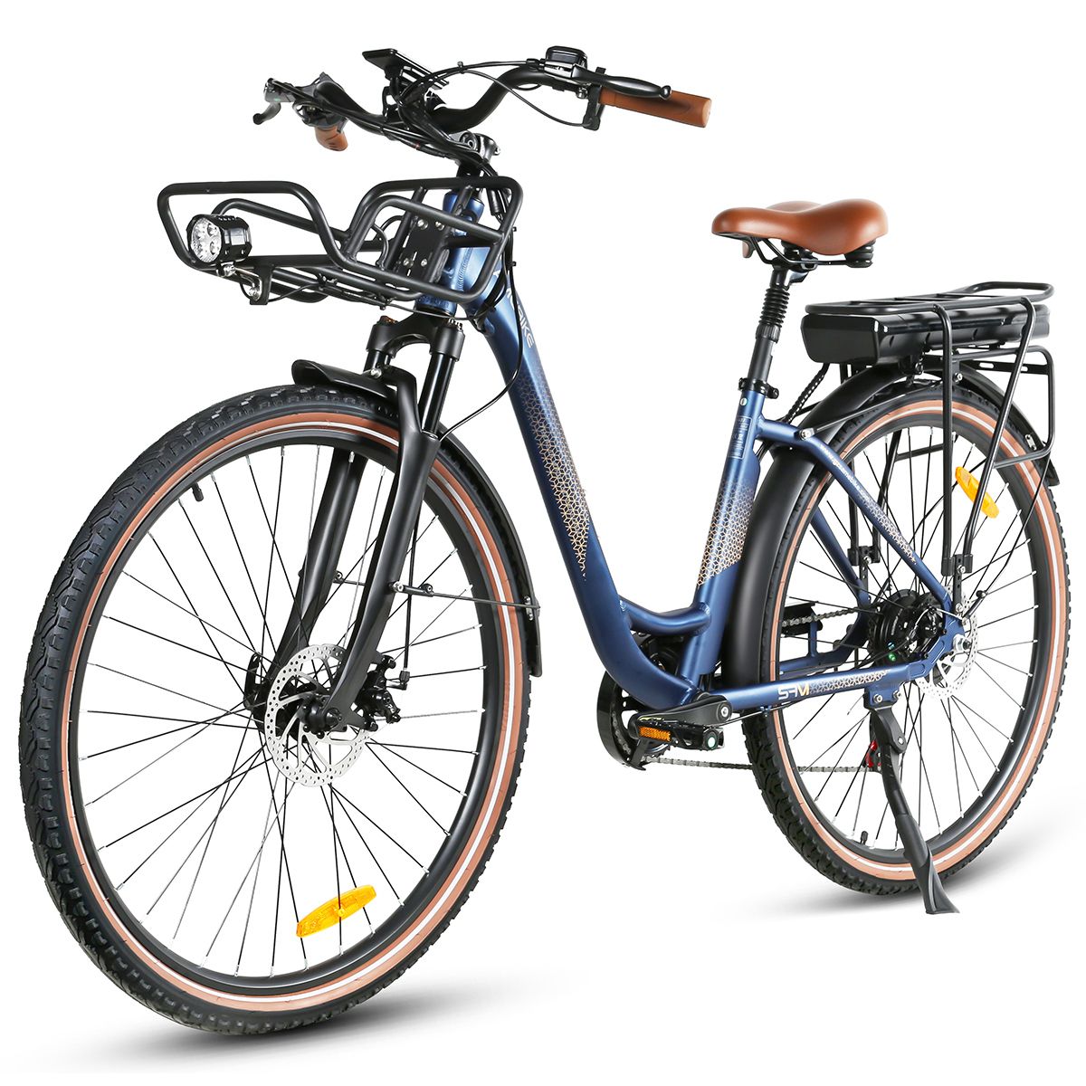 Blauwe elektrische fiets met bruin zadel en stuur. Mand voor, bagagerek achter. Zwarte banden met beige zijkanten.