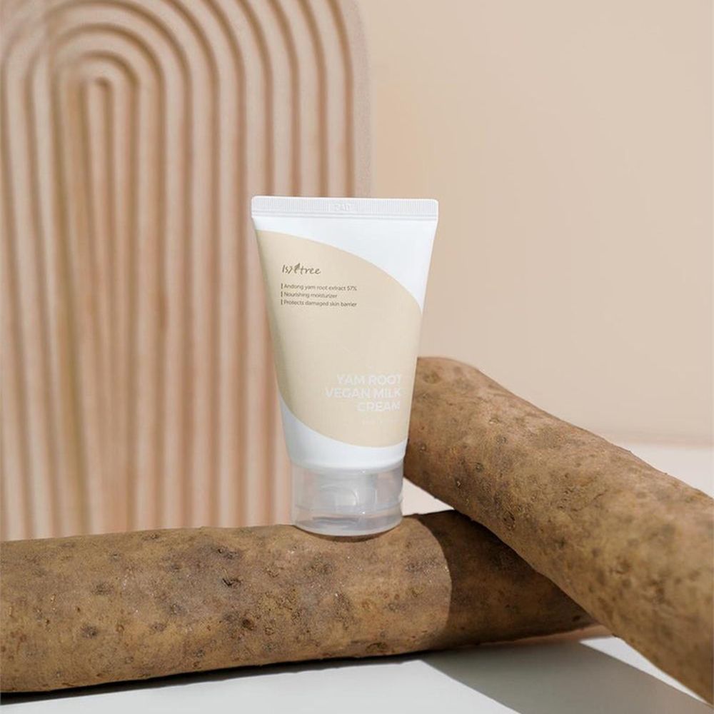Tube de crème sur des racines d'igname. Texte: Yam Root Vegan Milk Cream. Inscription: ISNTREE.