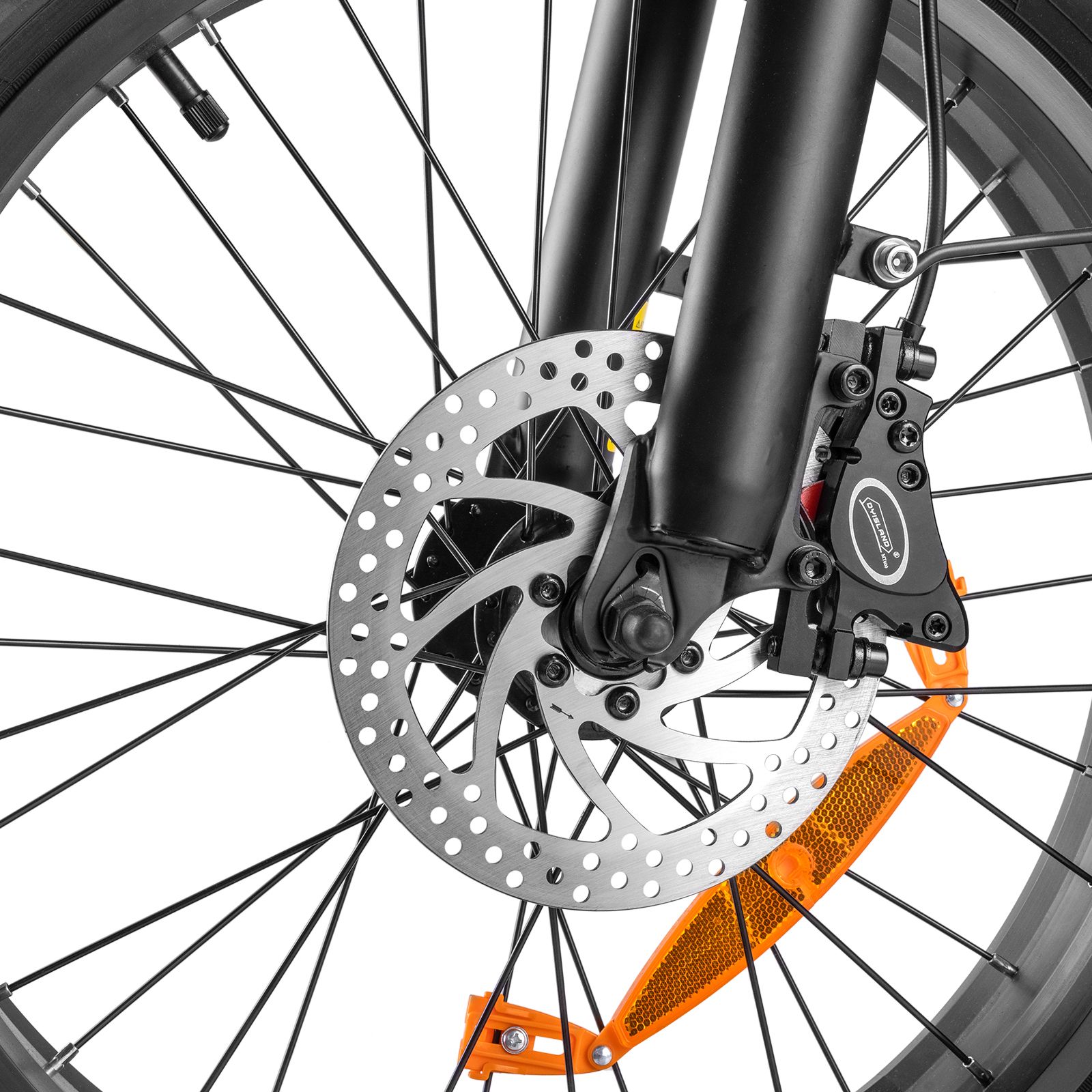 Gros plan du frein avant. Frein à disque, réflecteur orange, rayons. Fourche et pneu noirs.