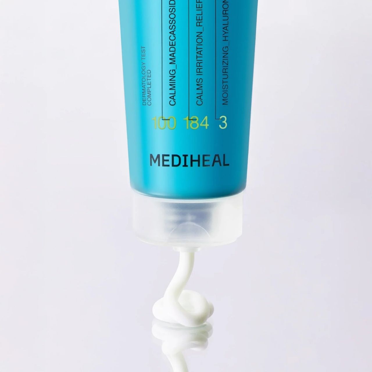 Witte reinigingspasta wordt uit de geopende MEDIHEAL Madecassoside Cleanser tube gedrukt.
