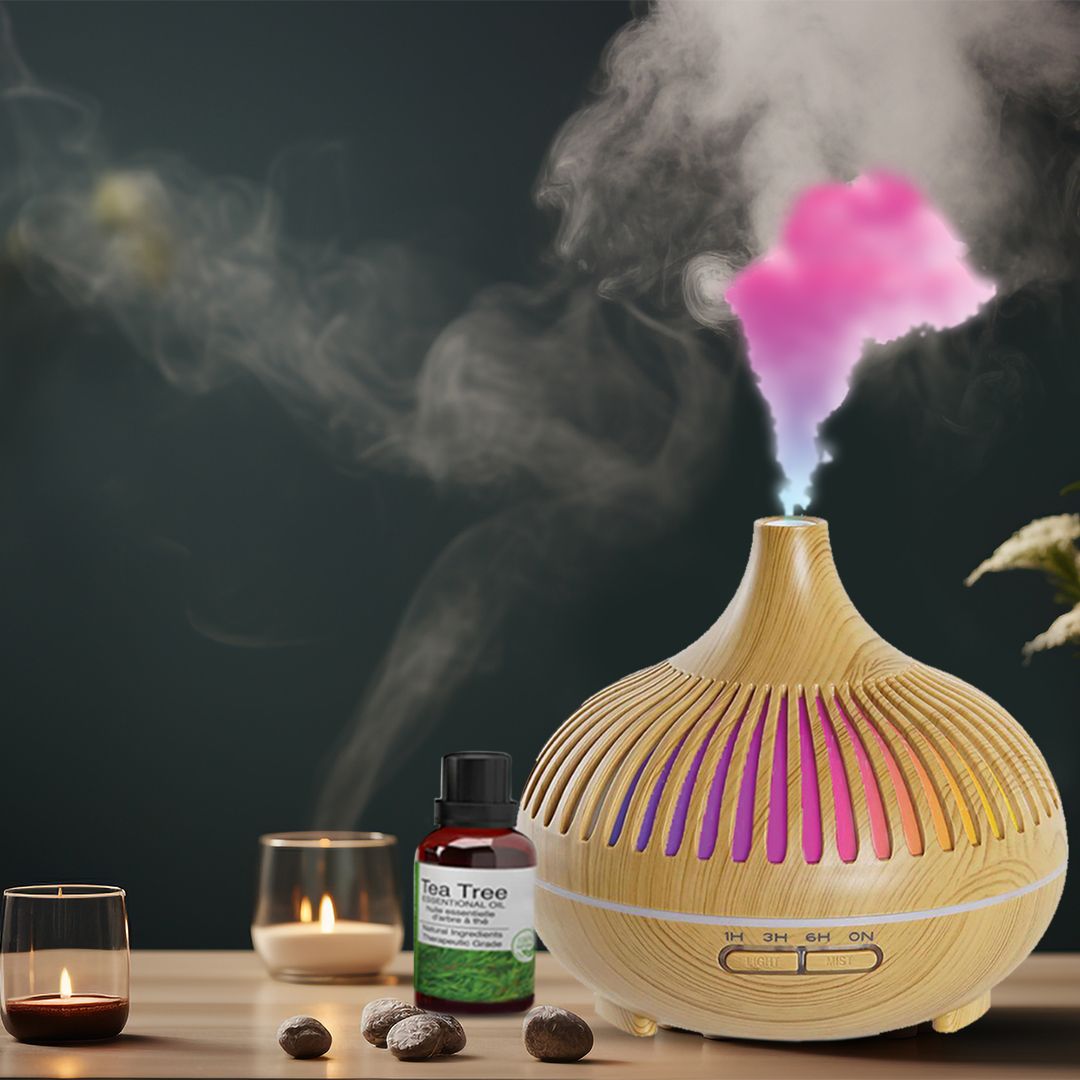 Diffuseur d'arômes en bois avec éclairage LED et huile essentielle. Brume et bougie en arrière-plan.