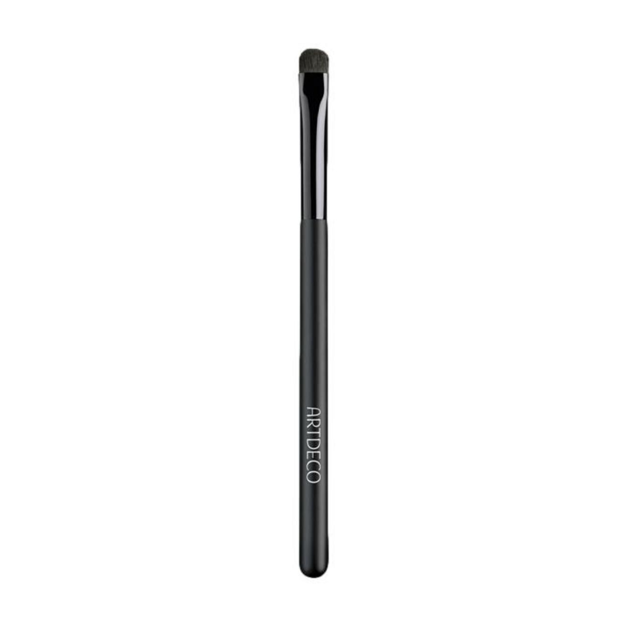 Artdeco Smokey Eye Brush. Zwarte steel, metalen huls, platte, donkere borstelharen. Merknaam op de steel.