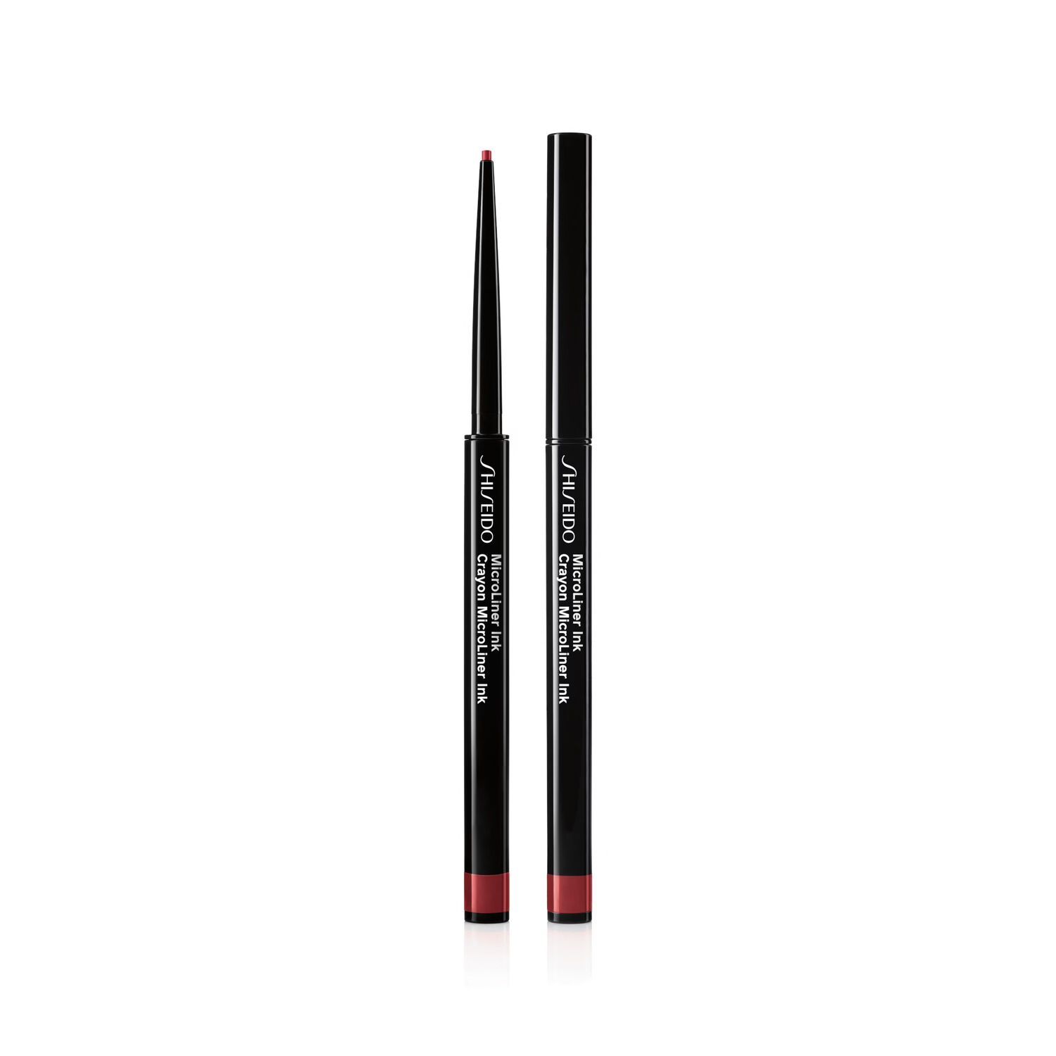 Zwarte eyeliner-stift met rode punt. Productnaam en merk zichtbaar: Shiseido MicroLiner Ink Crayon.