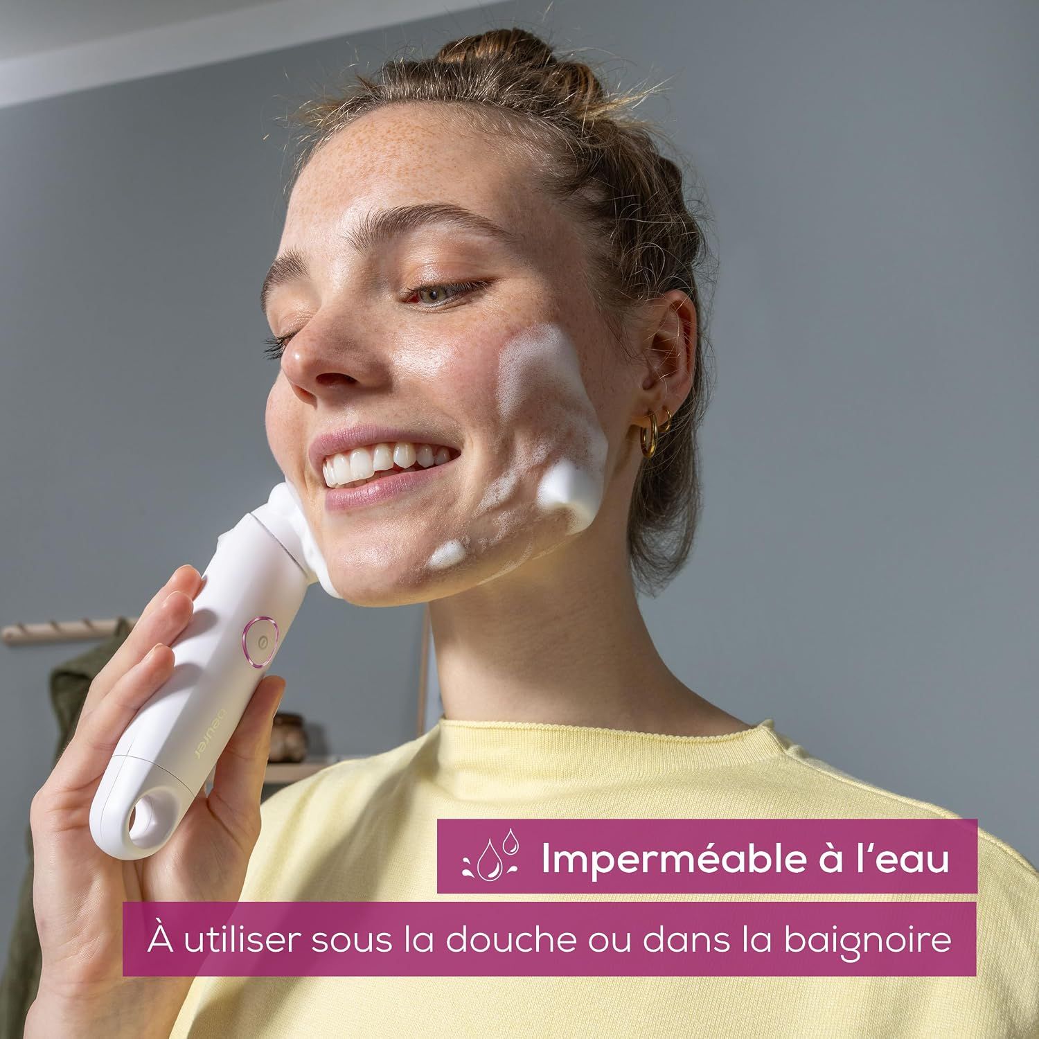 Gros plan d'une tête de brosse pour le nettoyage du visage.