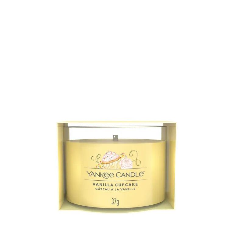 Bougie dans son emballage. Inscription: Yankee Candle Vanilla Cupcake, 37g. Emballage jaune.