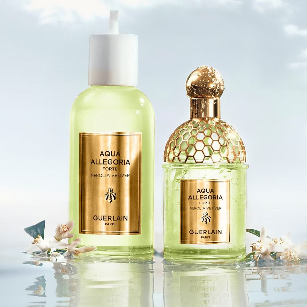 Twee parfumflacons naast elkaar. Eén met verstuiver, de andere met gouden dop. Tekst: Aqua Allegoria Forte Nerolia Vetiver Guerlain.