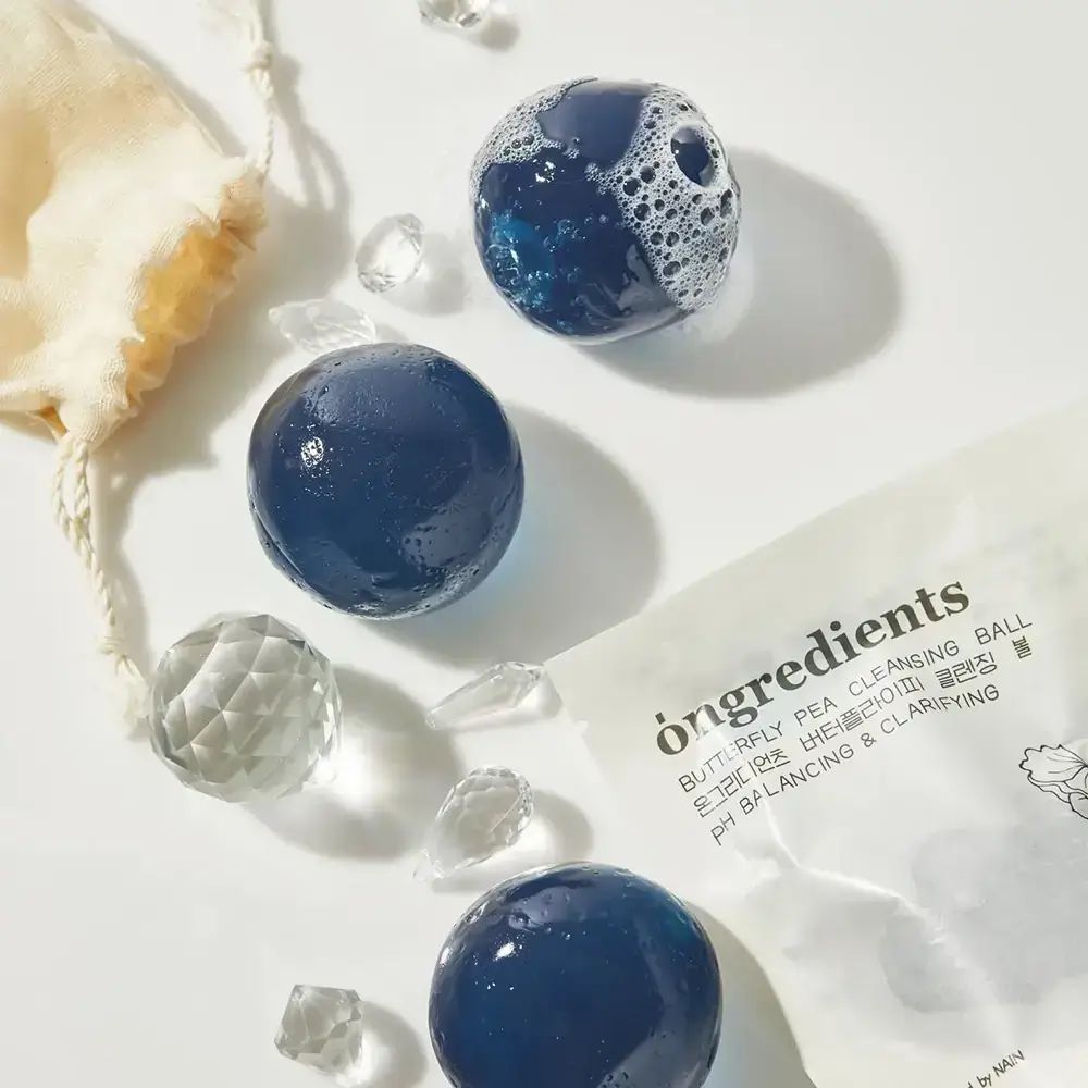 Blauwe ballen, sommige met schuim. Zak en verpakking met tekst.