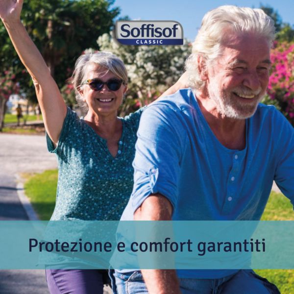 Couple de personnes âgées à vélo. Texte : Soffisof Classic. Protezione e comfort garantiti.