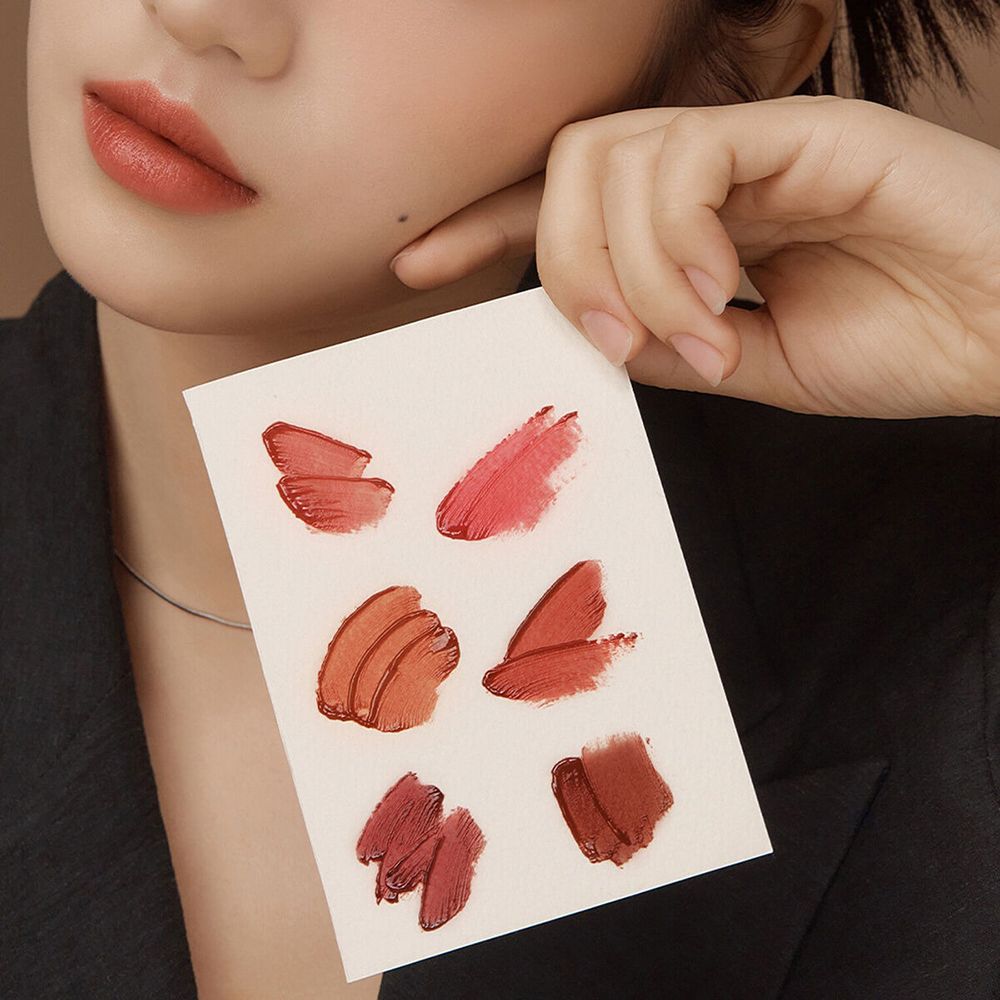 Échantillons de gloss sur papier. Différentes teintes.