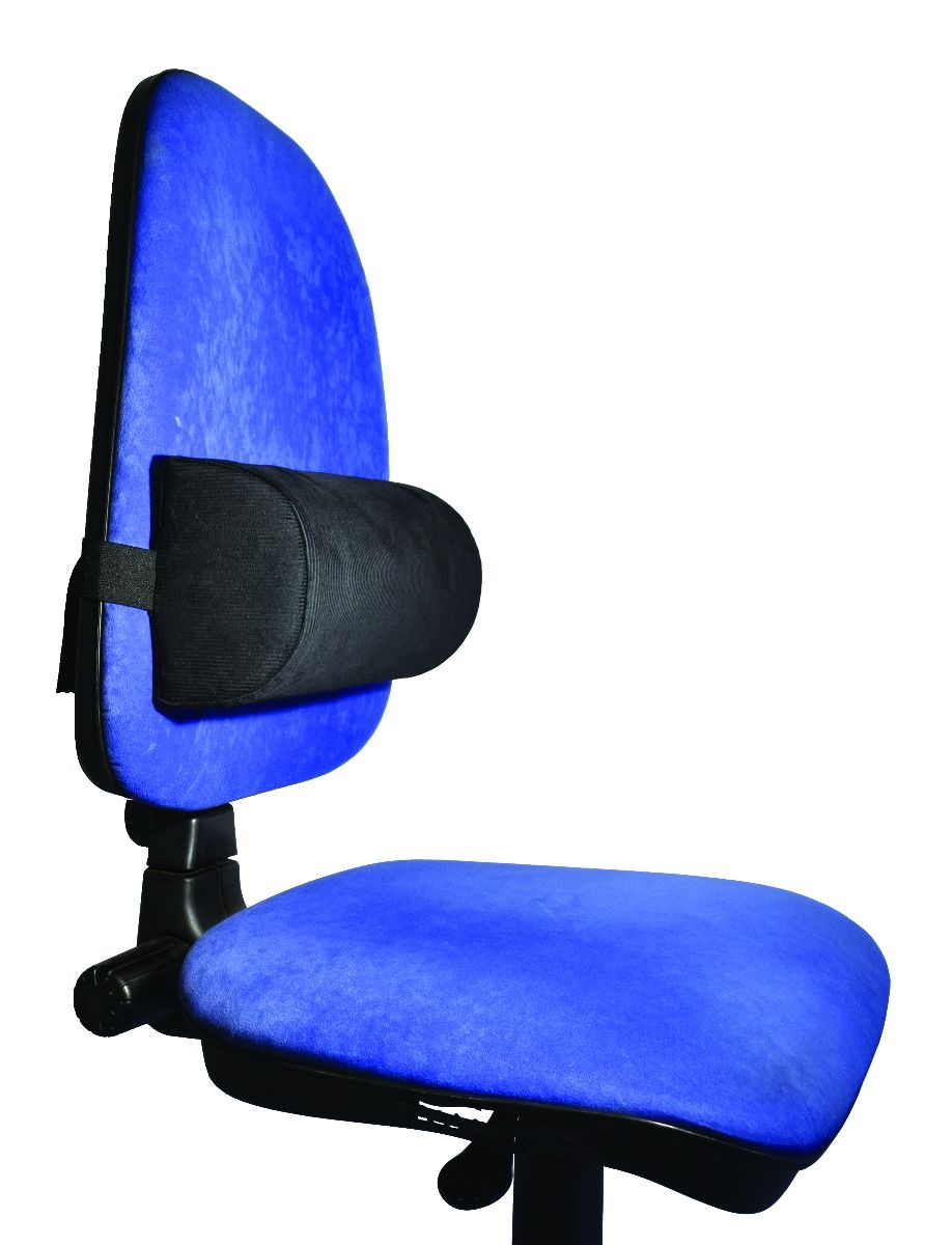 Zwart cilindrisch kussen bevestigd aan een blauwe bureaustoel.