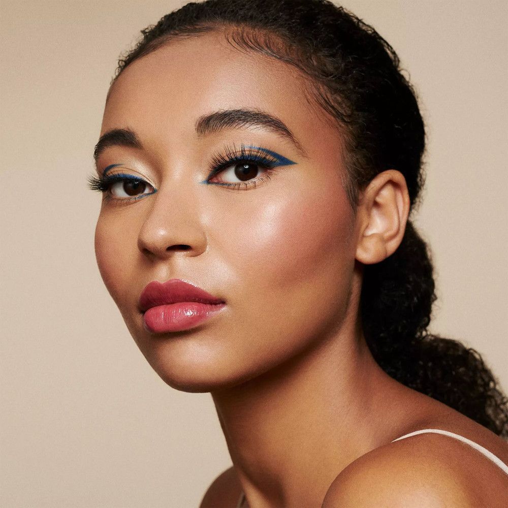 Portrait d'une femme avec trait de khôl bleu.