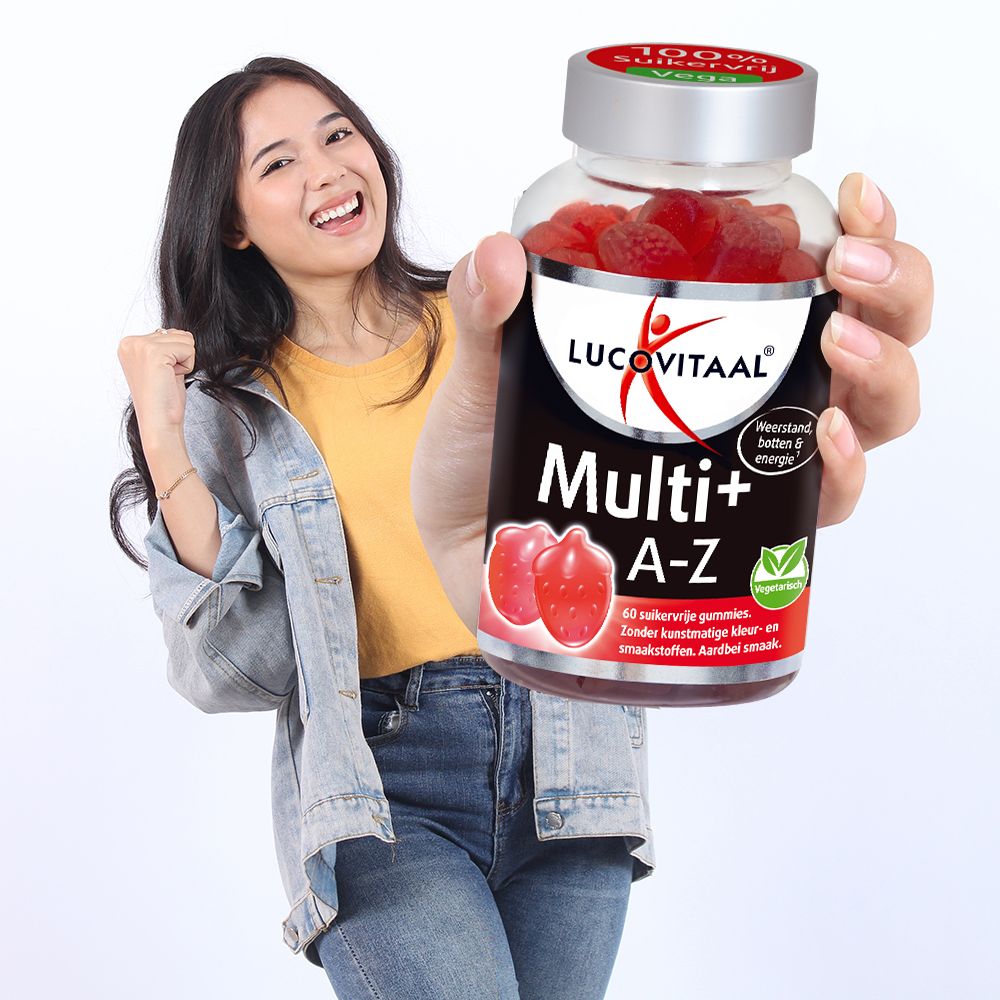 Een vrouw houdt een fles met rode gummies vast. Opschrift: Lucovitaal Multi+ A-Z. 60 suikervrije gummies. Aardbei smaak. Vegetarisch.