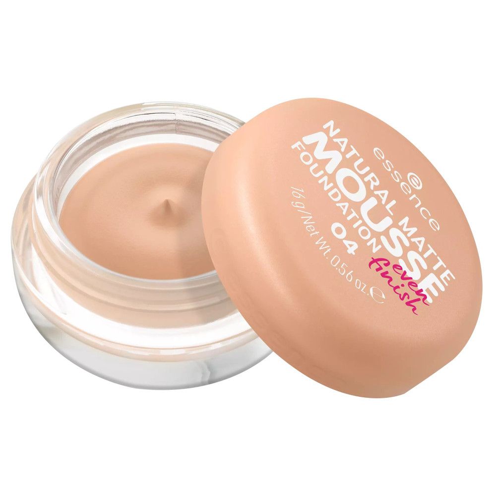 Fond de teint beige dans un pot rond ouvert. Couvercle à côté. Sur le couvercle, il est écrit "NATURAL MATTE MOUSSE FOUNDATION".