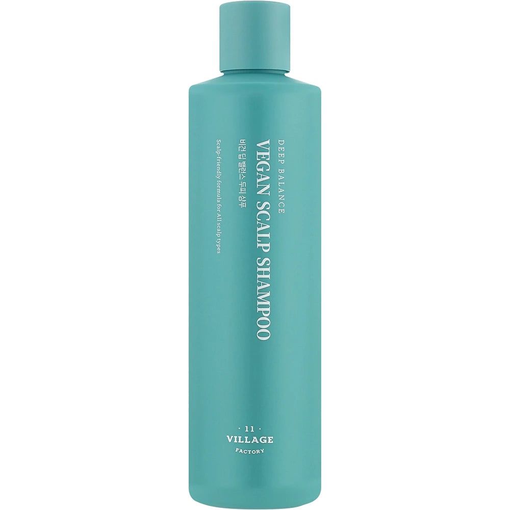 Turquoise fles met tekst: DEEP BALANCE, VEGAN SCALP SHAMPOO. Zwarte tekst. Ronde vorm, hoge hals.