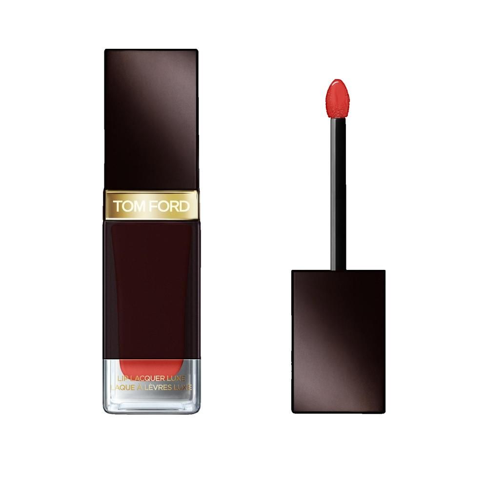 Lip lacquer met applicator. Zwarte dop, gouden streep met TOM FORD. Koraalkleurige lak zichtbaar.