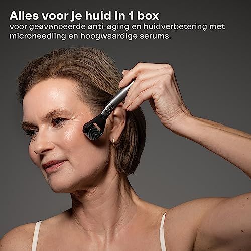 Close-up van een microneedling-apparaat. Tekst: Hoogwaardig staal, verwisselbare roller, ergonomische grip, professioneel.