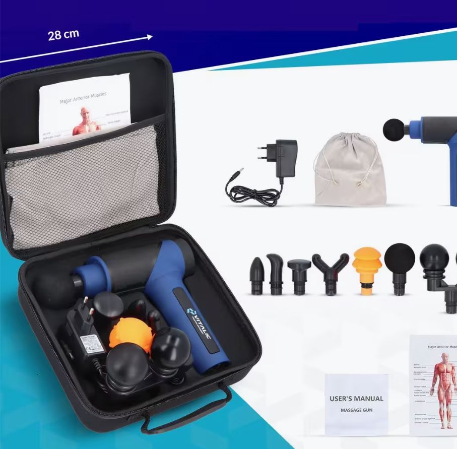 Mallette de transport noire ouverte avec pistolet de massage, accessoires, chargeur et manuel. Mesure de 28 cm.