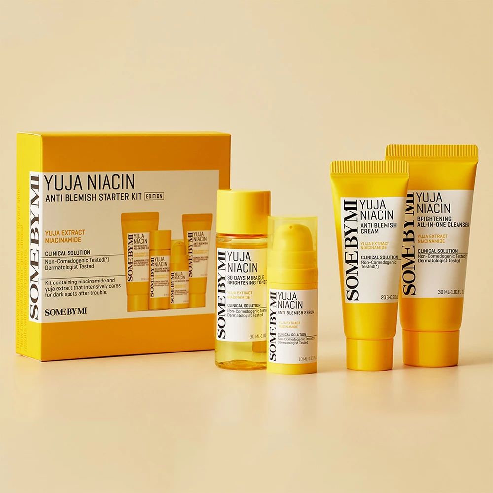 Gele SOMEBYMI Yuja Niacin Anti Blemish Starter Kit. Bevat reiniger, toner, serum en crème. Opschrift: Yuja Niacin.