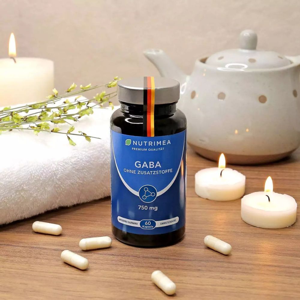 Fles met GABA, 750 mg, 60 capsules. Omgeving: kaarsen, handdoek, theepot, capsules.