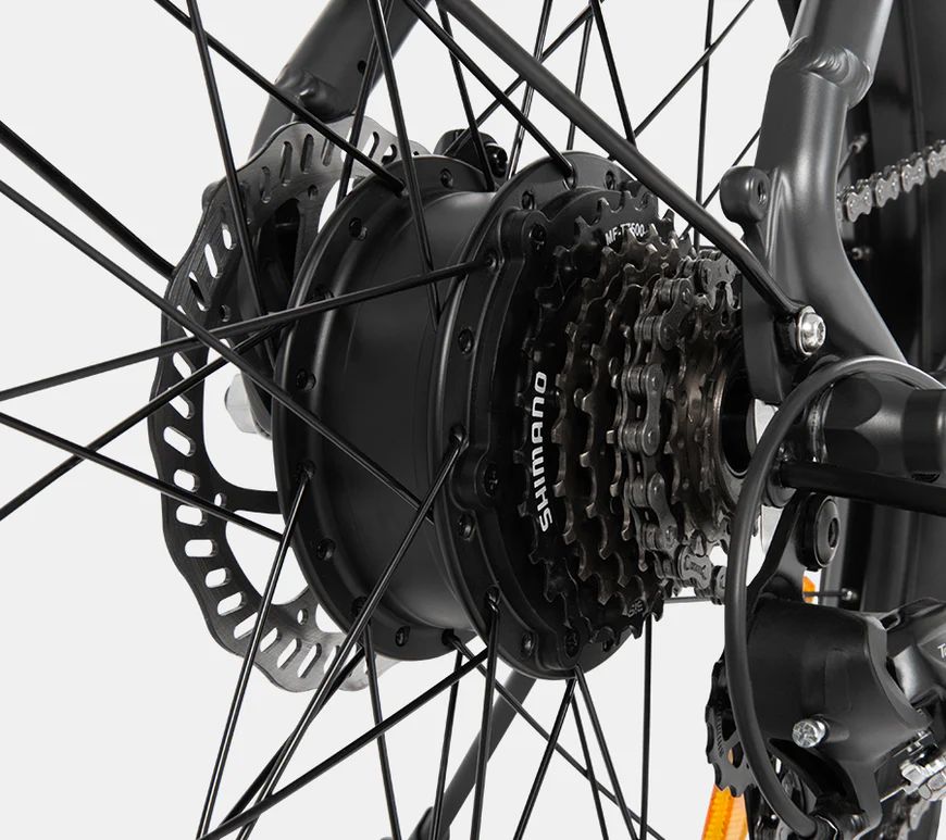 Gros plan de la roue arrière d'un DYU C1. Dérailleur Shimano, disque de frein. Pneus noirs.