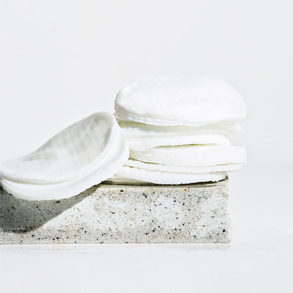 Gestapelde Celimax Heartleaf BHA Peeling Pads op een steen.