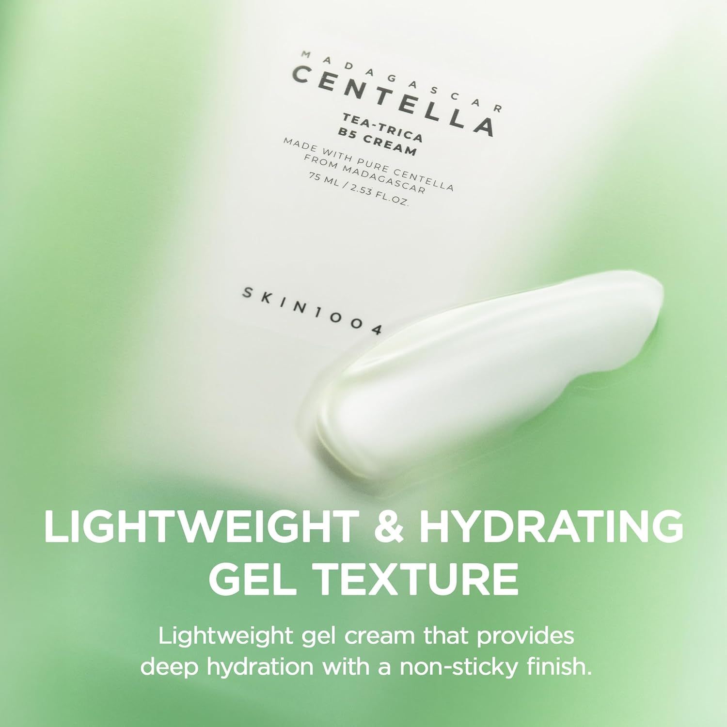 Crèmetube met groene dop. Tekst: Tea-Trica B5 Cream, SKIN1004. Op een klodder crème. Lichte textuur.