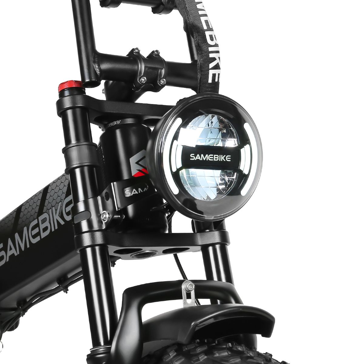 Close-up van de koplamp van een SAMEBIKE RS-A02 elektrische mountainbike. Rond LED-licht met wit licht.