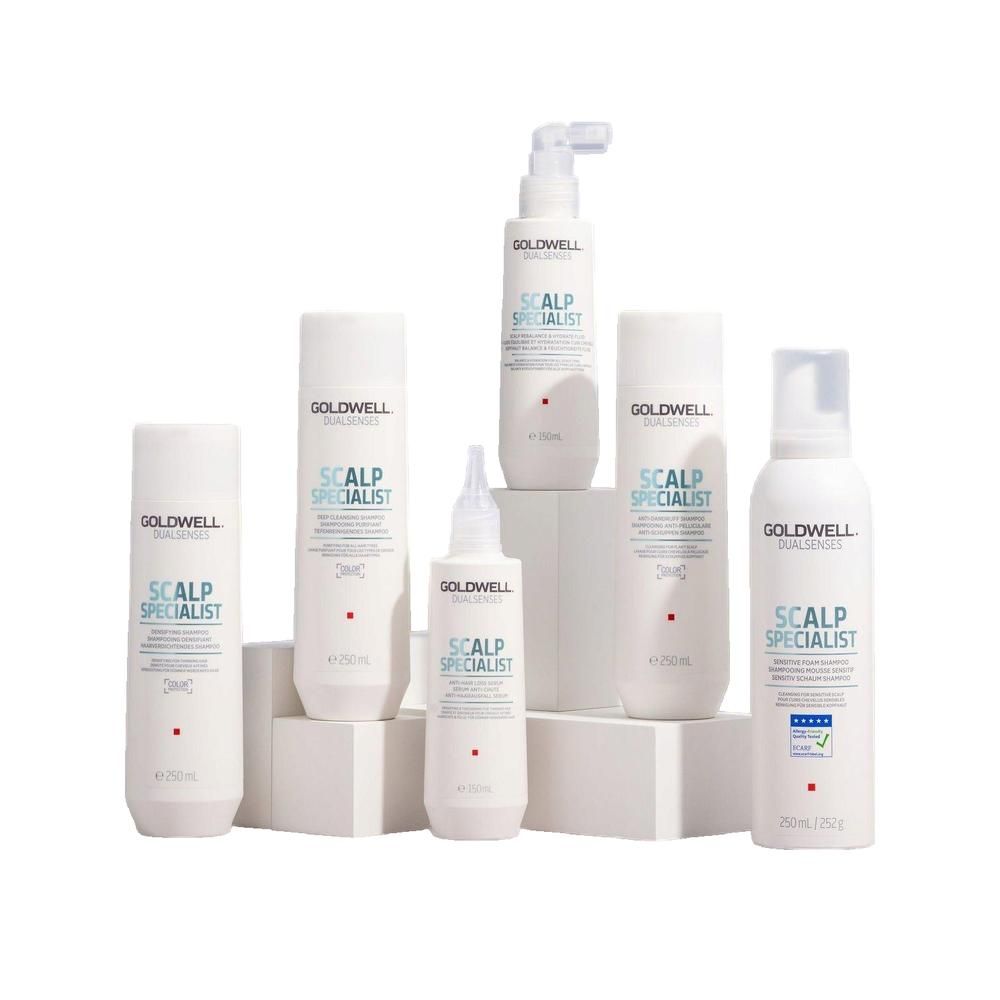 Verschillende witte flessen en flacons. Opschrift: Goldwell Dualsenses Scalp Specialist. Verschillende maten. Op sokkel.