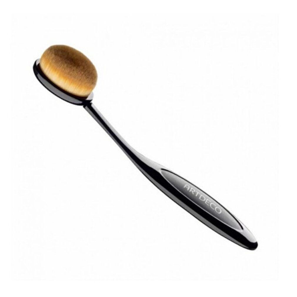 Pinceau de maquillage avec manche noir brillant incurvé et tête de brosse ovale.