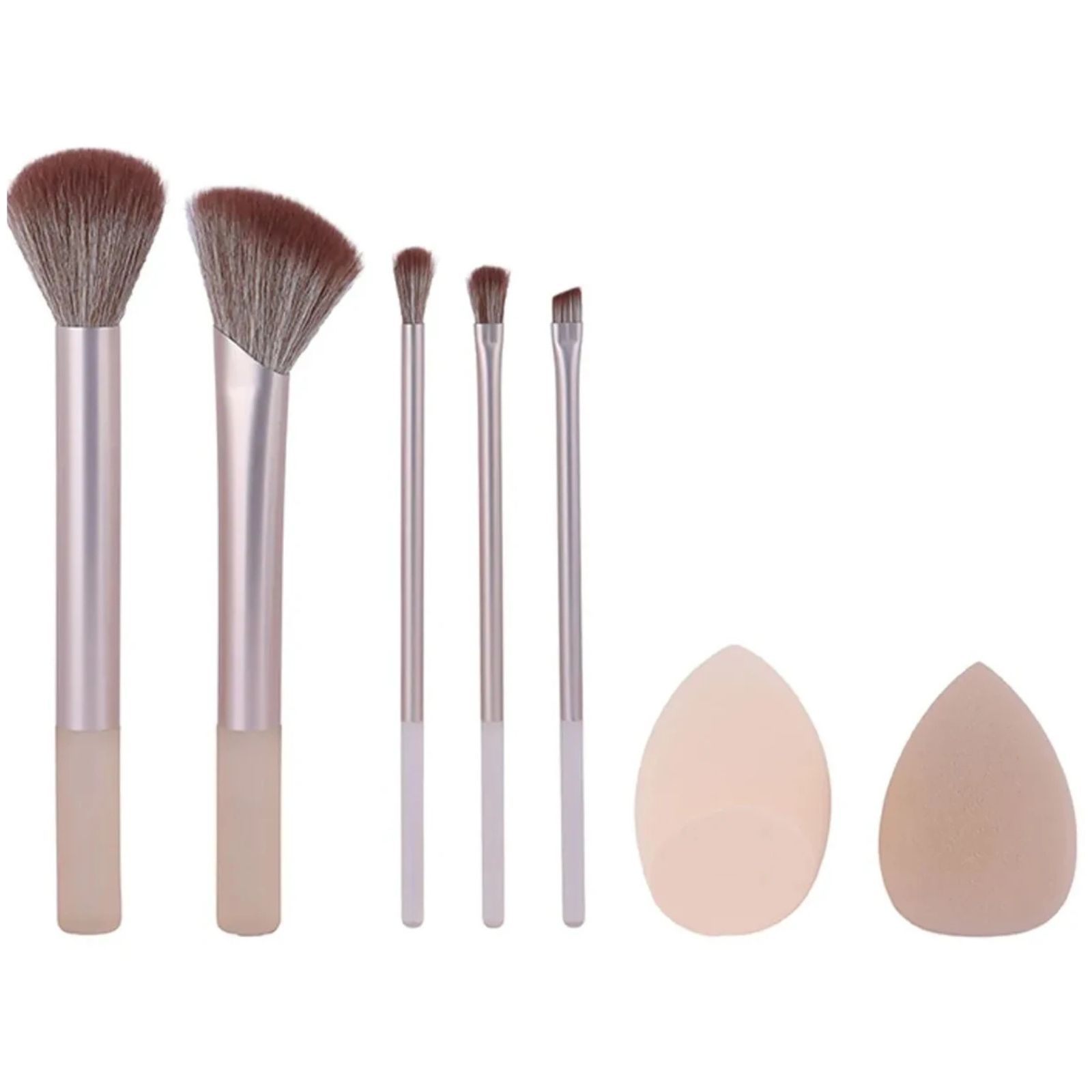 Ensemble de cinq pinceaux de maquillage à manches argentés et deux éponges de maquillage.