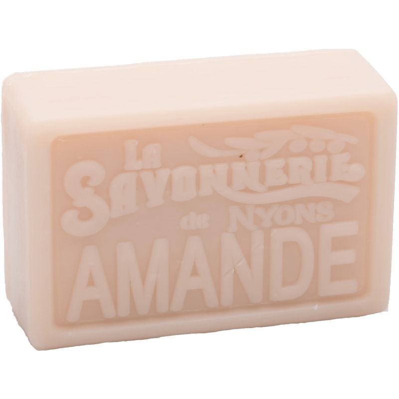 Rechthoekige zeep met reliëfschrift. Opschrift: La Savonnerie de Nyons, Amande.