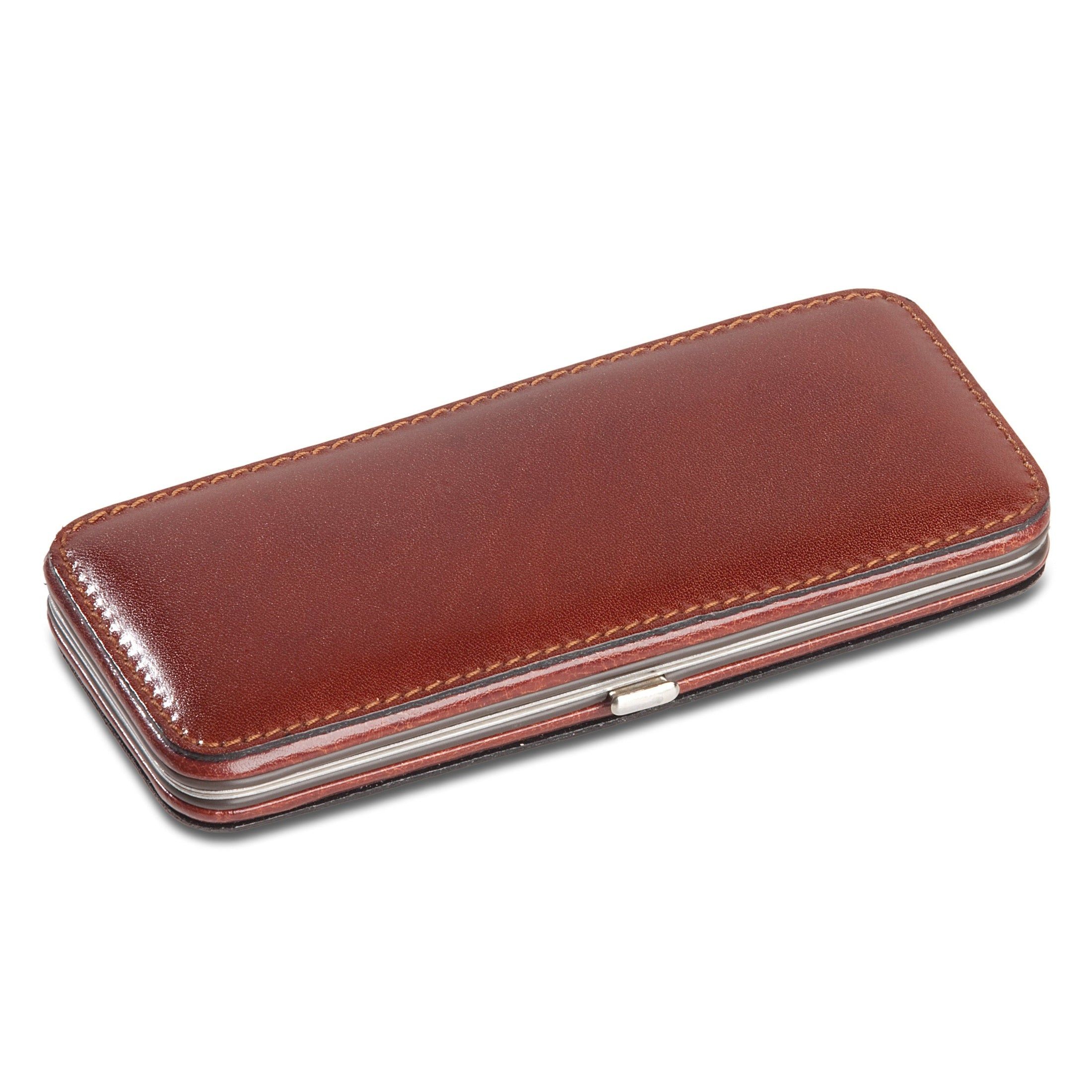 Gesloten bruin lederen etui. Metalen frame. Hoogwaardig leer. Gemaakt in Solingen.