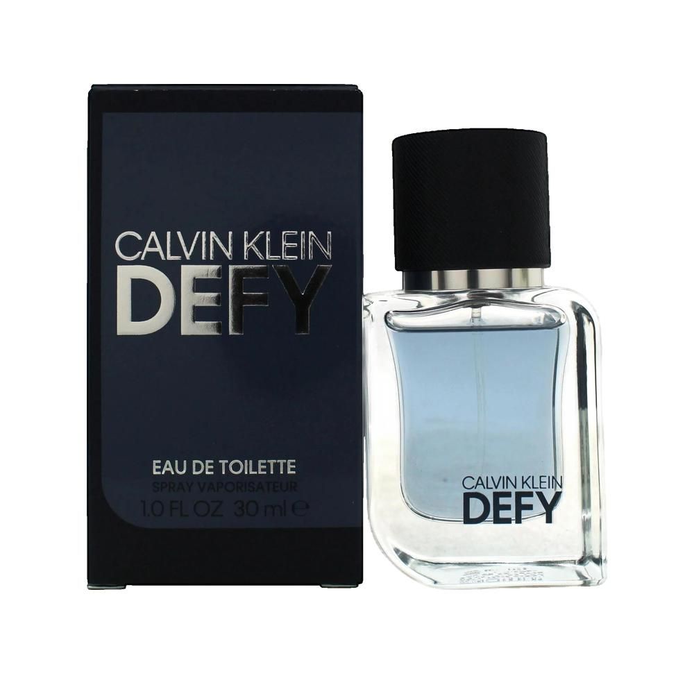 Calvin Klein Defy Eau de Toilette. Zwarte dop en blauwe vloeistof. Zwarte verpakking met logo.