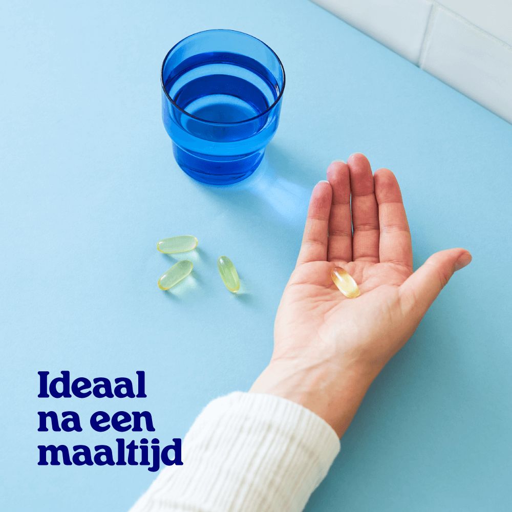 Twee Arctic Blue Omega 3 visolie capsules en een schaal om de grootte aan te geven.